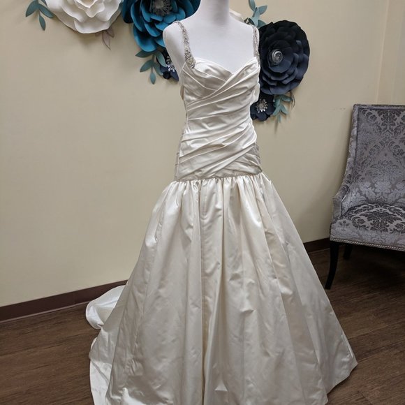 Kenneth Pool Wedding Dress Size 8 - 6 - Picture 4 of 9